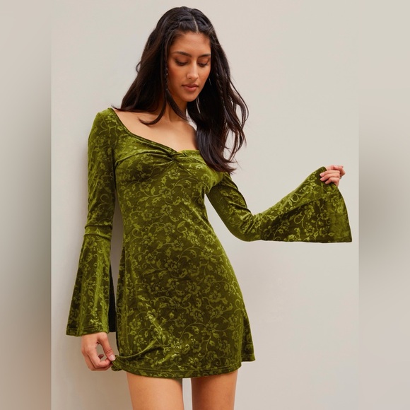 Cider Dresses & Skirts - Velvet Sweetheart Twist Floral Bell
Sleeve Mini Dress